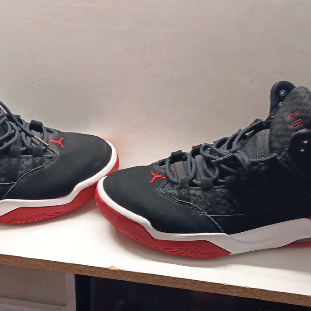 Jordan Men's Black and Red Sneakers